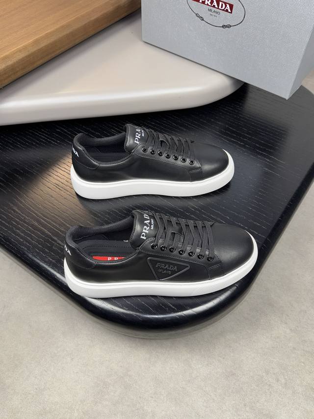 Prada 普拉达 -高端品质 原单休闲运动鞋 -鞋面 纳帕小牛皮、鞋身注塑品牌Logo图腾 -内里 水染牛皮 -大底 超轻Tpu发泡.橡胶；双色成型大底 -超
