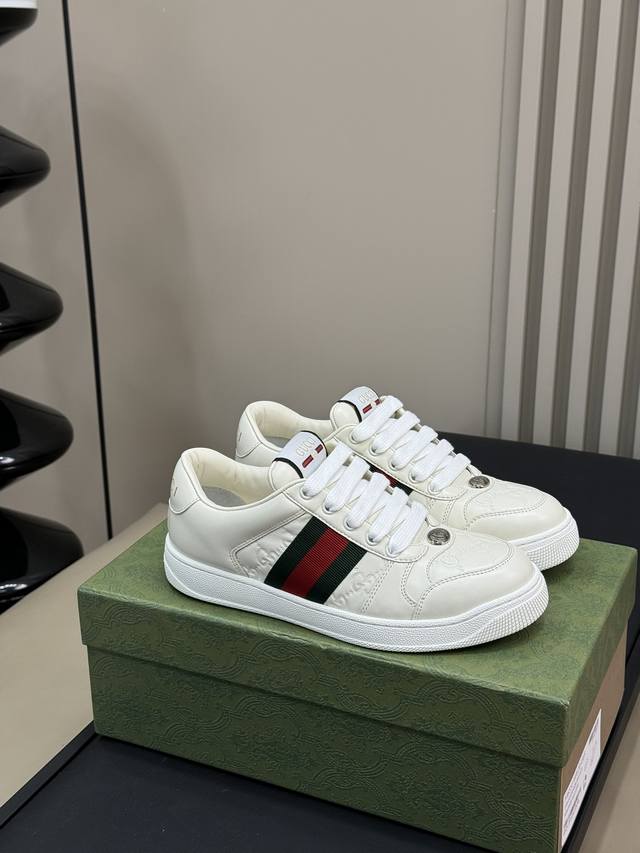 橙子出厂价 Gucci 古驰经典款小脏鞋 运动鞋 休闲鞋板鞋 情侣款 原版开发代购级别版本，金属双G水晶圆柱形标，Gucci原版纹织带。专属擦色牛皮面料，原版毛