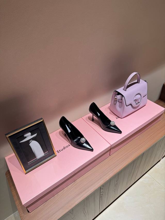 Jimmy Choo 吉米周经典圆球水钻装饰尖头高跟 鞋型做的非常秀气 不会过分修长 内部空间很足 让脚趾能足够的放松 水钻在脚背勾勒迷人的弧度 简直美爆了 度