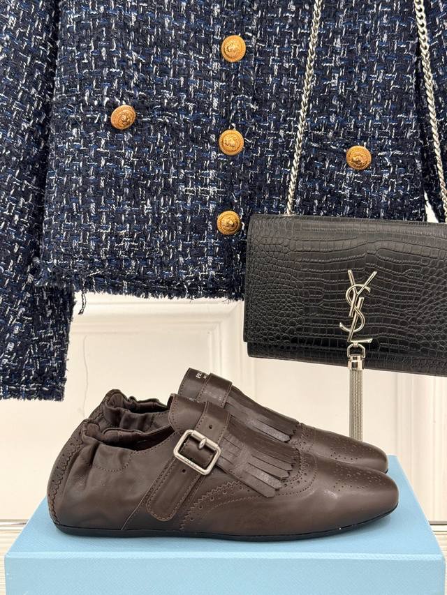 厂价半拖 乐福鞋 Prada 普拉达25Ss新品复古 走秀流苏乐福鞋半拖鞋系列 流苏搭配雕花工艺设计 网红Ins热捧 复古又时尚 上脚非常舒适又百搭！ 鞋面采用