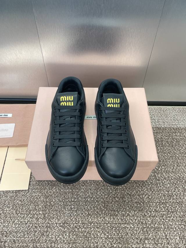 工厂价 Miumiu 2025春夏高定系列走秀新款系带休闲运动小白鞋 缪缪明星同款字母Logo厚底圆头拼色滑板女鞋 材质 鞋面进口小牛皮 进口羊猄皮+水染羊皮内
