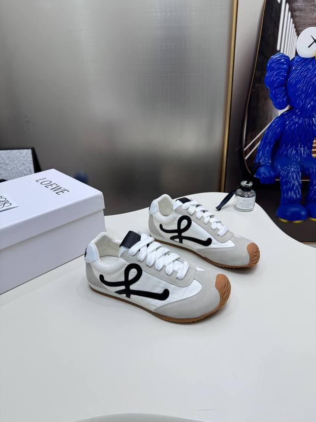 出厂： ，扣子配件+15 Loewe罗意威二代Ballet Runner升级2.0给足界一些震撼，2025早春Ballet Runner 2.0芭蕾运动鞋阿甘鞋