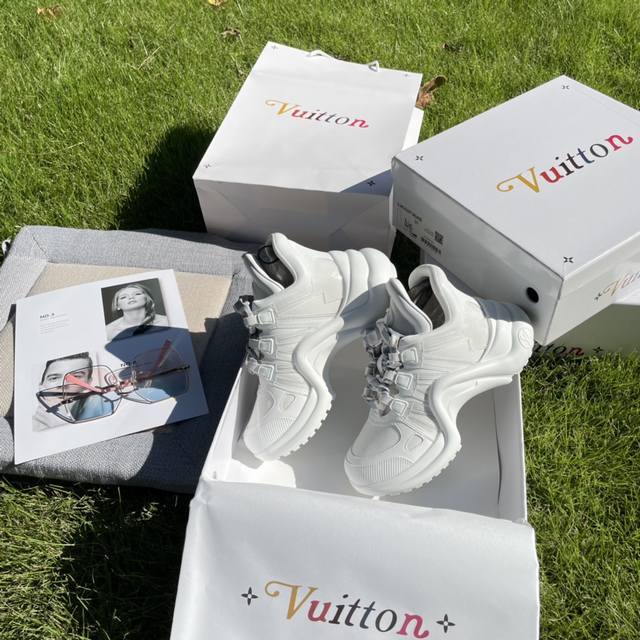 出厂 Louis Vuitton 路易威登 顶级专柜 官网首发 三个新配色 Lv顶级休闲运动老爹鞋 大胆的前卫设计上富有个性的波浪形大底，风骚整个时尚圈，超符合