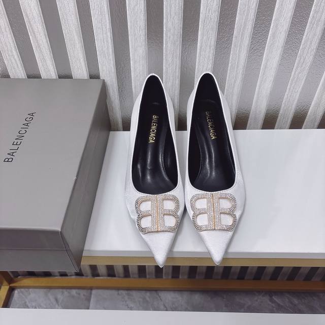 出厂 Balenciaga*新品新款尖头单鞋Bb扣水钻扣将时髦发挥到极致的 巴黎世家尖头凉鞋巴黎世家的鞋子绝对开了挂，整双鞋的精髓就是它的鞋头了， 够长够尖，并