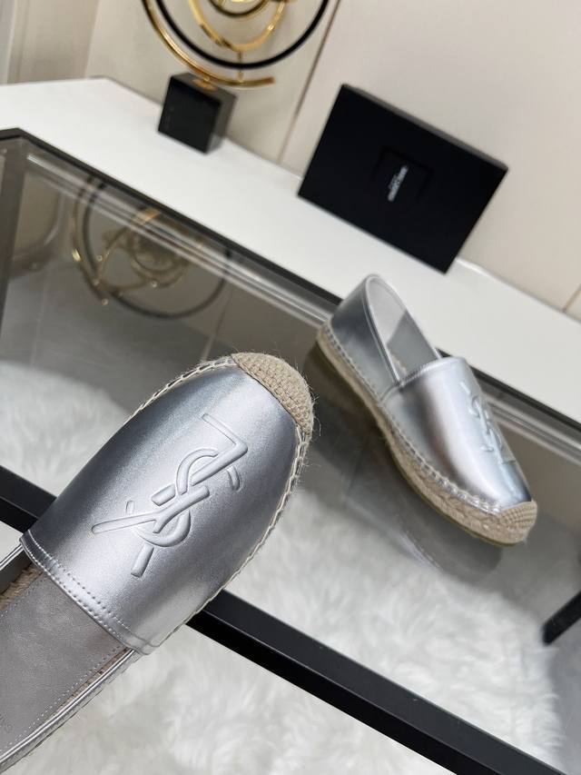 冲量 品牌：Saint Laurent 圣罗兰 面料材质：布面 内里材质：羊皮内里，羊皮垫脚 圣罗兰21春夏草编渔夫鞋，原版意大利直邮开发，与正品11,原版开模