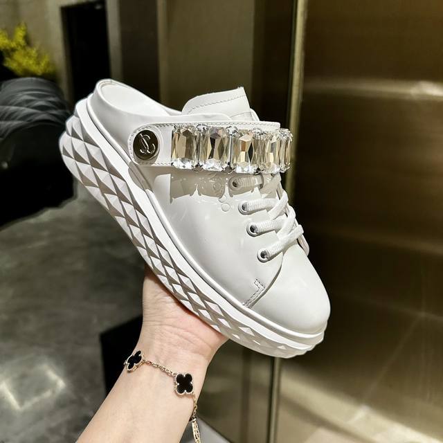 新款吉米周 Jimmy Choo ，独家发售，工厂价格 、原版大底休闲小白鞋，采用最新工艺设计，立体感强多种工艺融合一起，颠覆时尚，超级有型！水钻搭配超美。纯手