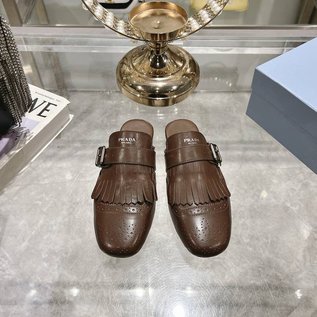 出厂 男款10情侣款 Prada 普拉达 25Ss春夏走秀新款流苏复古乐福鞋单鞋 这款鞋履着意呈现经典与复古格调，兼具阳刚气质与柔美风情，形成二元对比，彰显Pr