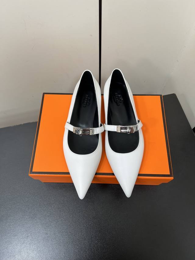 Hermes 爱马仕 25Ss早春新款 尖头凯丽扣 高跟鞋 经典的尖头版型 搭配极具辨识度的马家五金扣 上脚超级百搭好看时髦 超多明星网红种草 春夏必备 随意舒