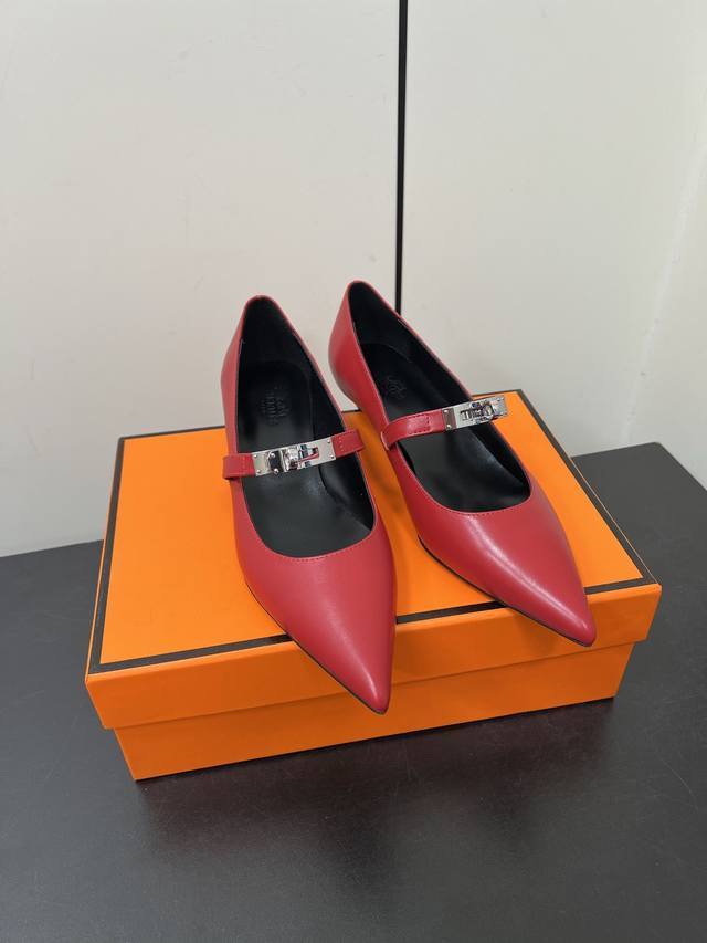 Hermes 爱马仕 25Ss早春新款 尖头凯丽扣 高跟鞋 经典的尖头版型 搭配极具辨识度的马家五金扣 上脚超级百搭好看时髦 超多明星网红种草 春夏必备 随意舒