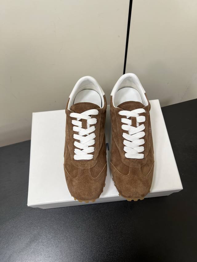 Immi复古德训鞋 谁还没有一双巨巨巨舒服的德训鞋呢 鞋底软糯舒适，搭配度极高！！ Immi控可以来咯~ 面料：牛反绒 羊皮 内里：羊皮 鞋底：Vibram豆豆