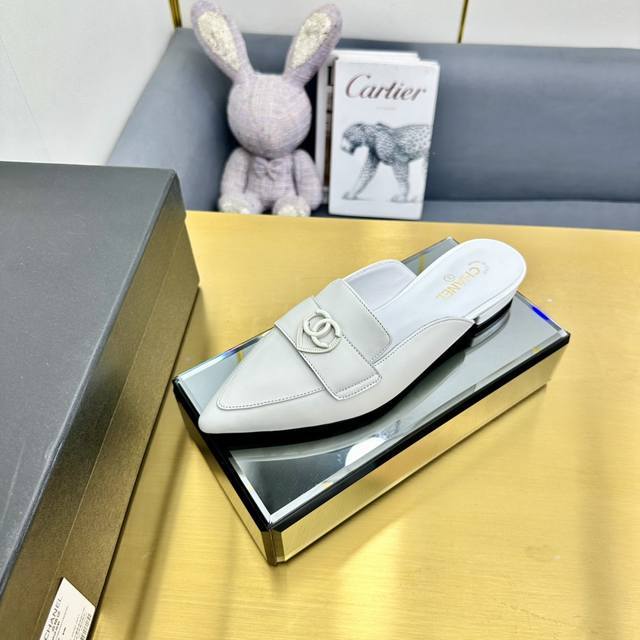 出厂:独家顶级版本 Chane*L小香2024Vs专柜最新时装单鞋系列 尖头横带半拖 香奈儿女士钟爱简约又难以抗拒系 搭配展现与众不同的穿搭风格、自由混搭闪耀到