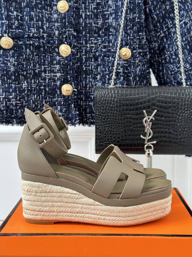 厂价 HermèS 爱马仕经典防水台H 坡跟厚底麻绳底凉鞋 极约复古的设计 浓厚的异域风情 时髦感十足、随便上脚都很有腔调 简简单单的款式随便搭配一下高级感就很