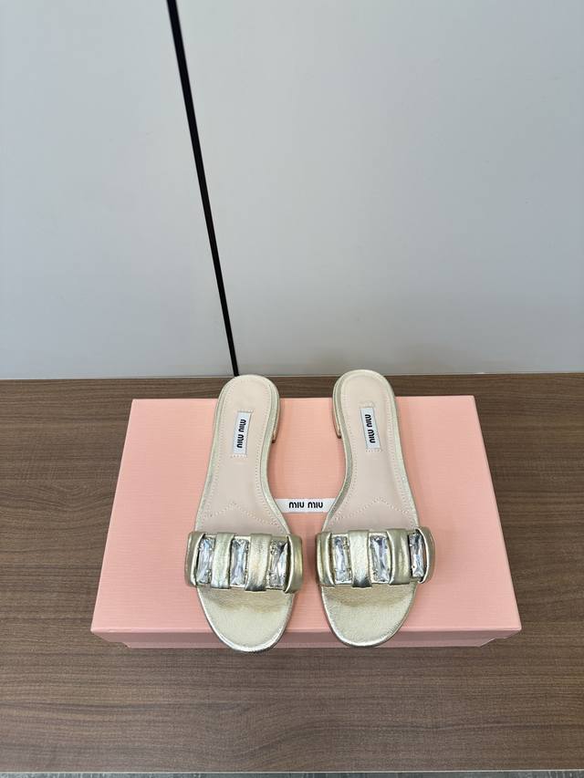 Miumiu谬谬2025春夏新款镶钻一字拖鞋 可甜可盐的喵喵女孩 简约设计的鞋面给这款凉拖增添不少少女心。 原版 1：1开发，各大明星 网红的热爱款 ，亲肤柔软