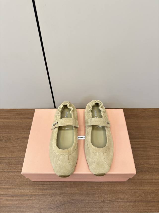Miumiu 25Ss 早春新品玛丽珍芭蕾舞跳舞鞋 秀场工艺来自Miu Miu系列的细节特写 新季的潮流要素 与此刻挚爱的概念，玛丽珍芭蕾舞传达现代风格~ 怎么