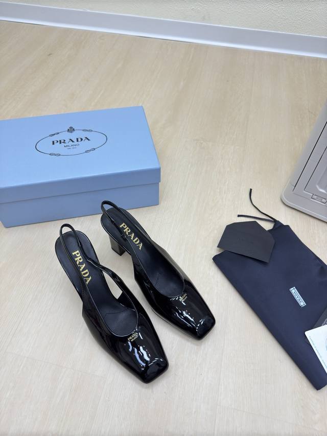经典后空系列 Prada 简约设计 搭配三角标 Logo 的设计和简约的线条 很有格调 简单纯粹得色调 原版开模 舒适炸街 小牛漆皮Logo 擦色工艺 引领前沿