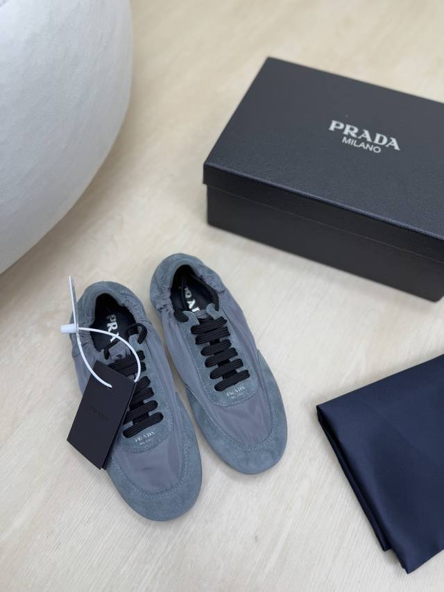 爆款潮流运动鞋 11色全网最齐色 Prada 灰色 平底设计 简约设计 搭配三角标 Logo 的设计和简约的线条 很有格调 简单纯粹得色调 原版开模 舒适炸街