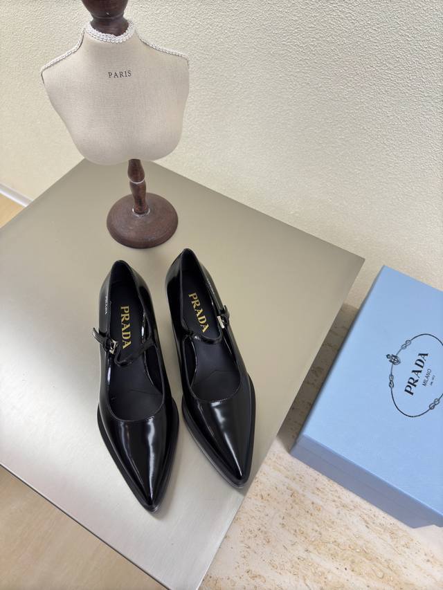 玛丽珍 三角跟 印胶 Logo 单鞋 Prada 马蹄跟高 4.5 Cm 简约设计 搭配三角标 Logo 的设计和简约的线条 很有格调 简单纯粹得色调 原版开模