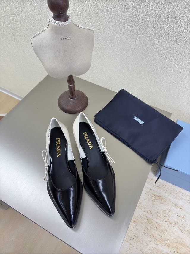 三角跟 拼色单鞋 金属Logo 单鞋 Prada 马蹄跟高 4.5 Cm 简约设计 搭配三角标 Logo 的设计和简约的线条 很有格调 简单纯粹得色调 原版开模