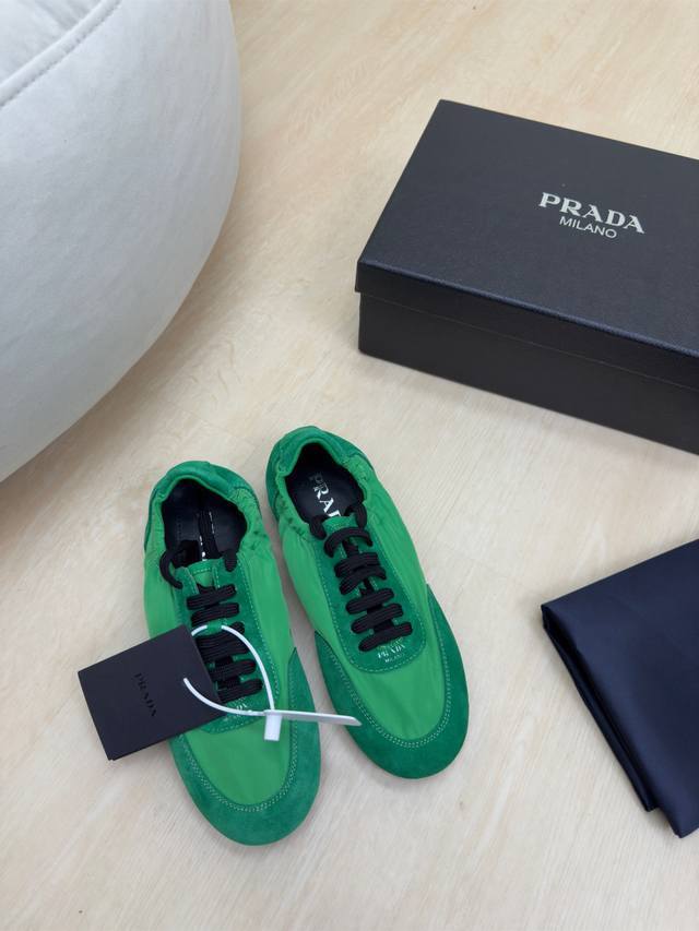 爆款潮流运动鞋 11色全网最齐色 果绿 墨绿 Prada 平底设计 简约设计 搭配三角标 Logo 的设计和简约的线条 很有格调 简单纯粹得色调 原版开模 舒适