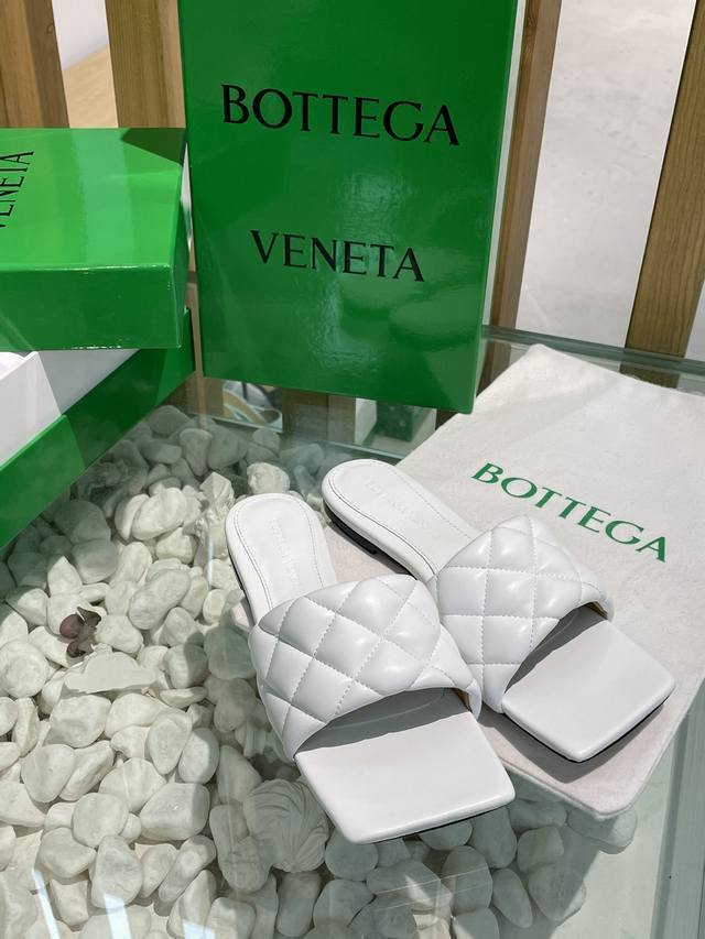 Bv 葆蝶家 新款新色菱格平底拖鞋18色入 Bv经典之作永不落伍 官网实体店一直更新 可见设计灵魂 经典一字拖设计 简约 得体 鬼才设计师惊世骇俗之作 小小菱格