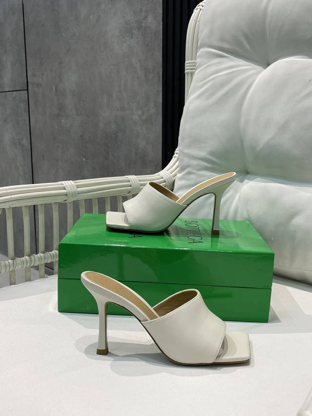 Bv 葆蝶家 18色齐 塑造经典一字深口拖鞋 蜡白色 Bottega Veneta 深口拖鞋继续延续 夸张的各种配色 必将影响穿搭界 各个明星 博主争相试穿 季