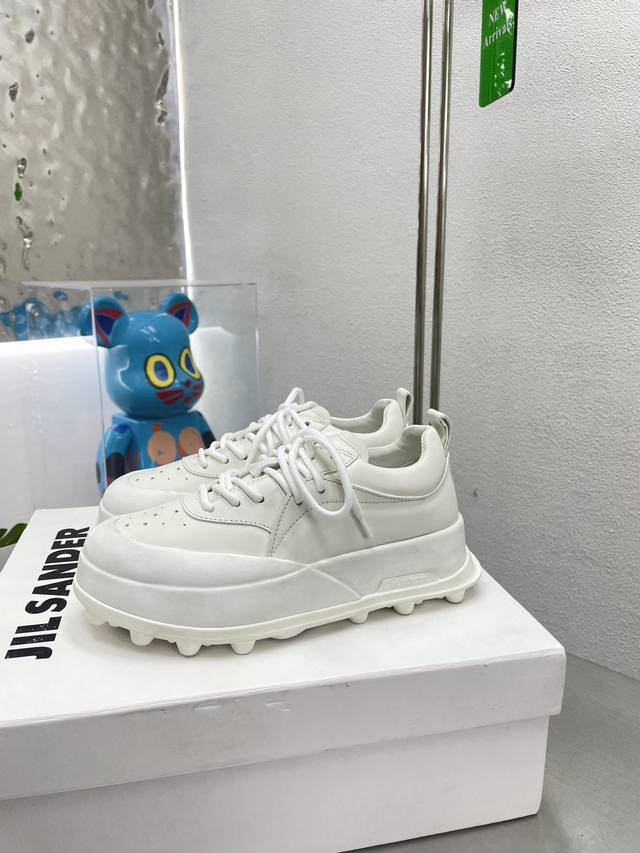 Jil Sander 厚底设计 运动鞋 独特厚底造型设计 雾蓝色牛皮 一脚蹬无拉链 家族品牌设计元素 面料选用优质头层牛皮 内里水染牛皮内里 跟型层次感设计 个