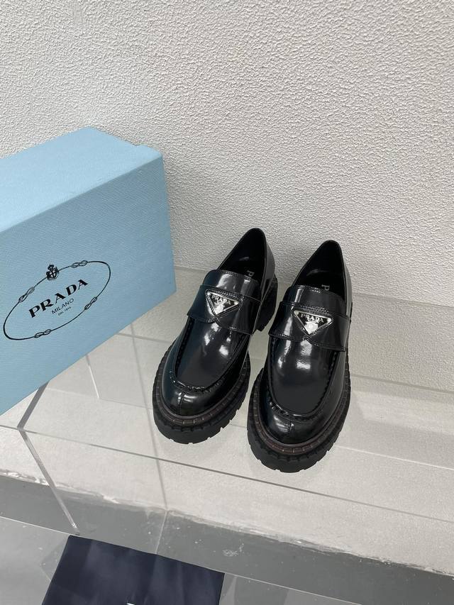 厚底乐福鞋 Prada 简约设计 搭配三角标 Logo 的设计和简约的线条 很有格调 简单纯粹得色调 原版开模 舒适炸街 黑色 面料选用开边珠 牛皮 Logo