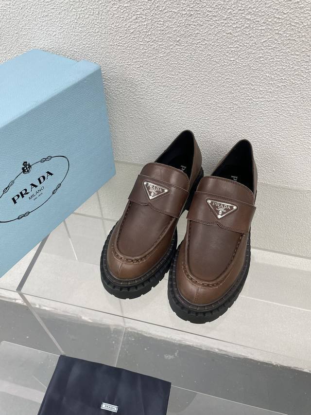 厚底乐福鞋 Prada 简约设计 搭配三角标 Logo 的设计和简约的线条 很有格调 简单纯粹得色调 原版开模 舒适炸街 深棕色 面料选用小牛皮 Logo 一体