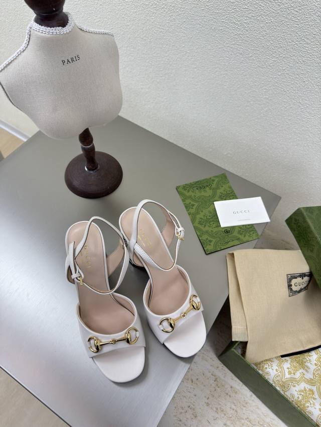 钻跟 马鞍扣凉鞋 通勤系列 白色小羊皮 马鞍扣 新款Gucci 爆单品 鞋面采用原版水钻镶嵌 经典Logo 精美双G扣五金 意大利进口真皮大底 羊皮内里 垫脚