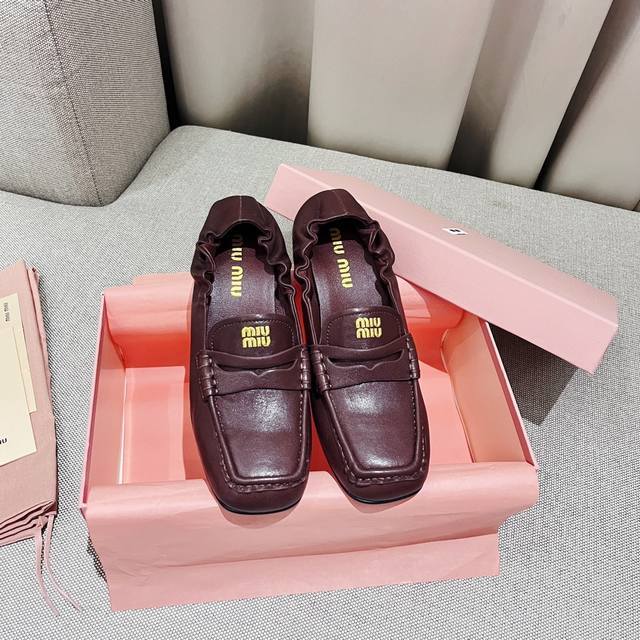 工厂直销中跟 Miumiu 缪缪24Ss秋冬走秀秀 今年最值得入手的单鞋 ！超多网红明星上脚 Miumiu今年秋冬确实泰酷辣 秋冬限定款 专柜非常难买 脚感超赞