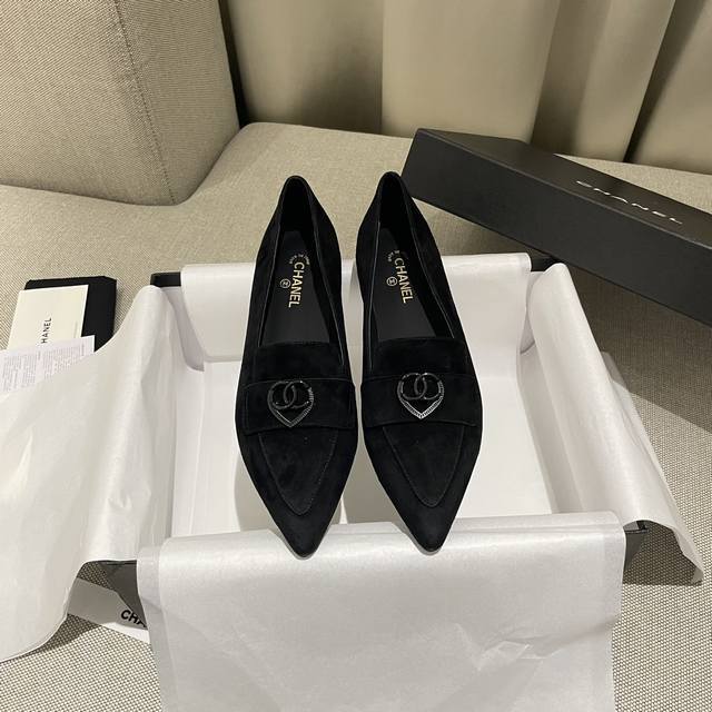 工厂直销 A年度最爱一双增高厚底绝美爆款拖鞋 专柜 正品级 版本！！ 这一季小香新款真的太好看了， 真的一眼爱了 经典的搭配，真的超级有个性！ 复古又时髦，无论