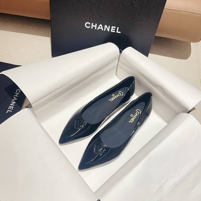 工厂直销 A年度最爱一双增高厚底绝美爆款鞋 专柜 正品级 版本！！ 这一季小香新款真的太好看了， 真的一眼爱了 经典的搭配，真的超级有个性！ 复古又时髦，无论搭