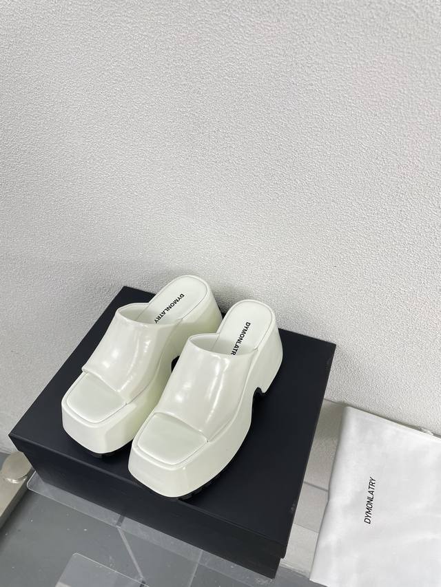 Dym*Nlatry 国潮 设计师品牌 拖鞋 国潮时尚不可阻挡 D N这款 厚底松糕 堪称经典 这个品牌的鞋子不用多说 懂的自懂 非常优秀的作品 让我们展示给大