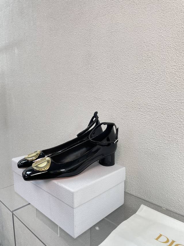 方头 Dior中跟 鎏金 Cd 五金系列 杏色小牛漆皮 质感满满 鞋型升级到极致脚感 超级美 今年必不可少的时尚单品 D-Doll系列经典珍珠配饰时髦又百搭，少