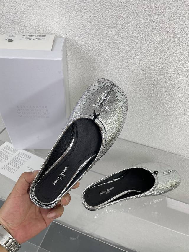 平底分趾拖鞋 Mm6 Maison Margiela 超经典 鞋柜必备单品 炒鸡减龄 大热时尚风格 银色爆裂纹小牛皮 水染小牛皮里 Mm6 Maison Mar