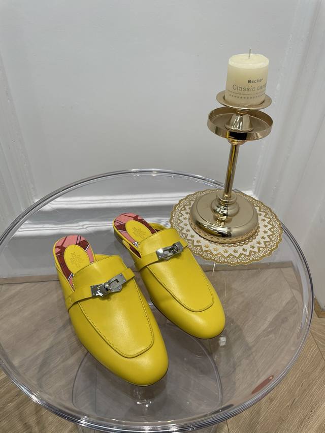爱马仕 HerméS 乐福攀扣五金拖鞋 高品 原版工艺 亮黄 款式经典 简约 此款主要对比的就是工艺 品质 爱马仕 HerméS 夏天开始不一样的夏天生活 爱马