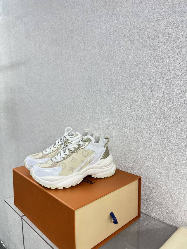 L驴 Run55 增高运动鞋老爹鞋 白配金 年度舒适运动鞋舒适度堪比专业运动鞋，兼具时尚和实用，完全不会磨脚 材质介绍: 1鞋面选材采用纯进口的Dk透气网格 布