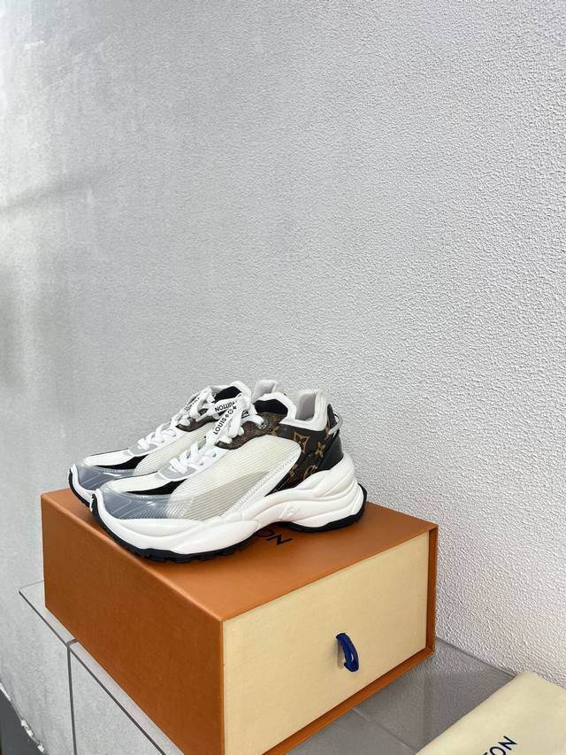 L驴 Run55 增高运动鞋老爹鞋 老花配白透 年度舒适运动鞋舒适度堪比专业运动鞋，兼具时尚和实用，完全不会磨脚 材质介绍: 1鞋面选材采用纯进口的Dk透气网格