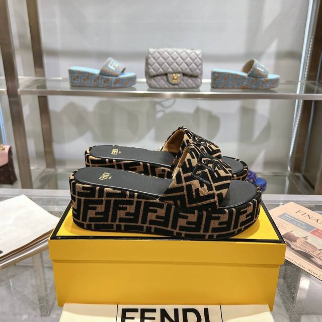 Fendi最新爆款宽带厚底拖鞋，条纹帆布材料+Ff提花帆布鞋底，Fendi丝线刺绣，35-42码，