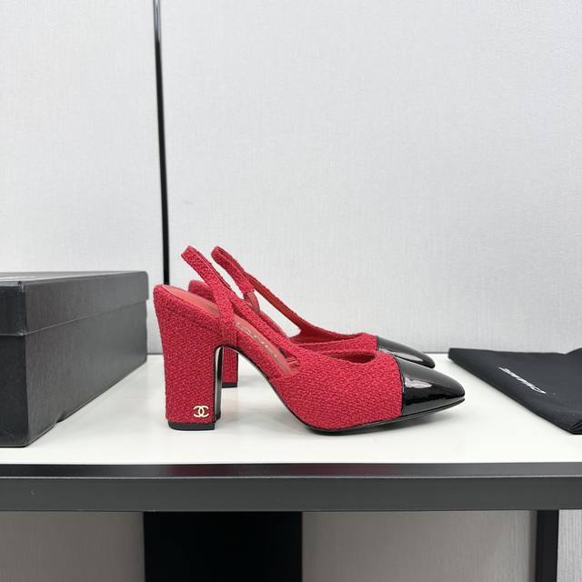 代购级 高跟版面 Chanel 经典Slingback后空凉鞋 前几年一直在做这个款 今年我们还是重新购版，再次精细Copy。 发现新版面的鞋面线条和形体舒适度