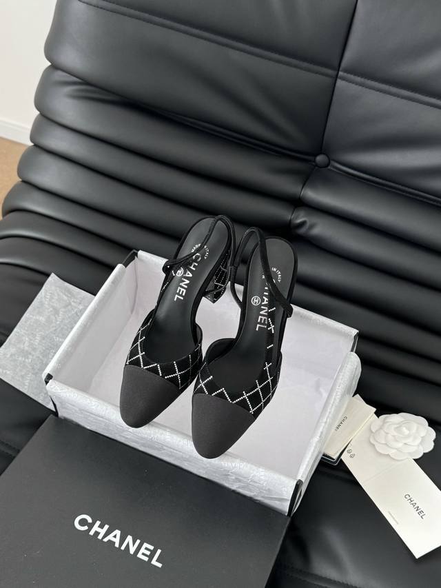 Chanel 经典Slingback后空凉鞋 前几年一直在做这个款 今年我们还是重新购版，再次精细Copy。 发现新版面的鞋面线条和形体舒适度都做了微调！ 这个