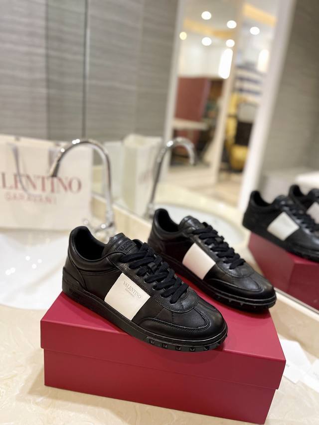 出厂男女同 Valentino专柜同步新款德训鞋低帮休闲运动鞋 专业高端，完美复刻，品质一流！ 全部采用原版1:1材料制作，独家开模！ 面料高丝光牛猄 Tpu材