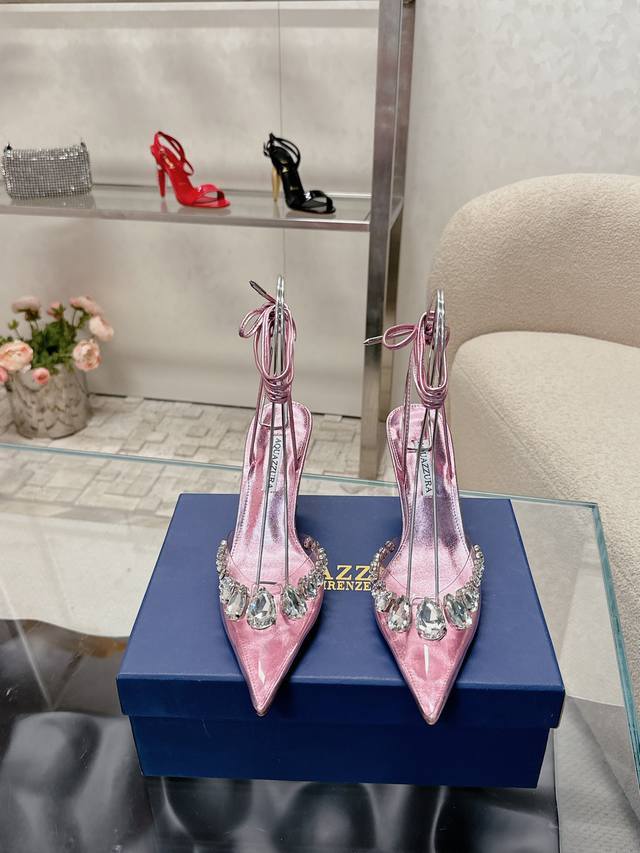 Aquazzur* 菠萝早春专柜新品仙女时装鞋系列，大量上新同步官网全系列均可定制龙年主打一个火爆，全网各大网红纷纷开秀，绝美的穿搭系列！ ★★★★★ 鞋面 胶