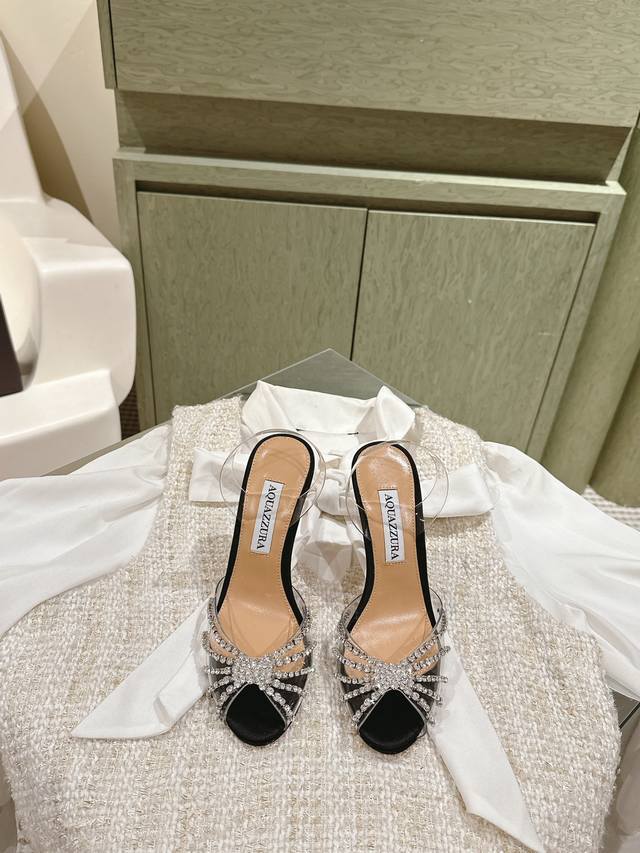 Aquazzur* 菠萝早春专柜新品仙女时装鞋系列，大量上新同步官网全系列均可定制龙年主打一个火爆，全网各大网红纷纷开秀，绝美的穿搭系列！ ★★★★★ 鞋面 烫