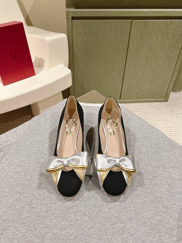 四季百搭系列！你的鞋柜缺一双吧？ 代购级别！ Valentino 整个系列台资工厂出品！进出专柜无压力！Rockstud 华伦天奴铆钉漆皮芭蕾舞平底鞋 One