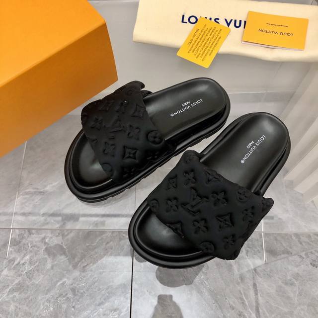 2025- L Vuitt 春夏最新款凉拖 Pool Pillow Comfort 必入系列！2025火爆发售、高级慵懒风 百看不厌款、时尚度拉满！细节用心感受