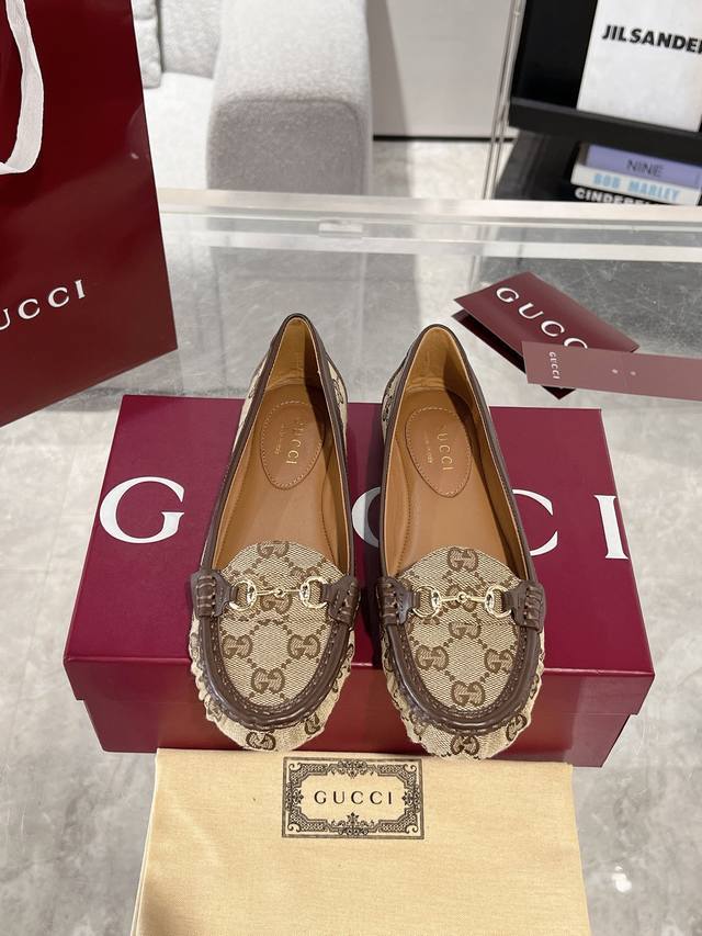 Gucci 饰马衔扣女士平底芭蕾鞋 衣橱必备单品优雅焕新。这款设计以优质迷你Gg绒面材质匠心打造，巧妙融合品牌经典传承与现代精致魅力。经典马衔扣细节以闪亮的银色