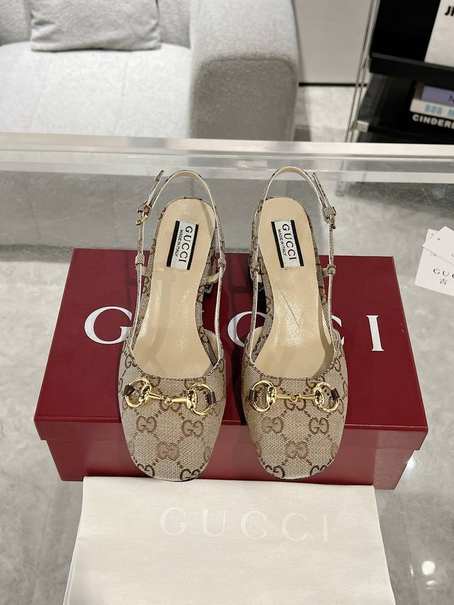 Gucci 女士马衔扣后系带凉鞋 这款浅口鞋甄选Gg帆布打造，匠心融蕴经典马衔扣造型配件。圆头和可调节脚踝搭扣设计相得益彰，演绎学院风格。 原版定制Gg帆布 内