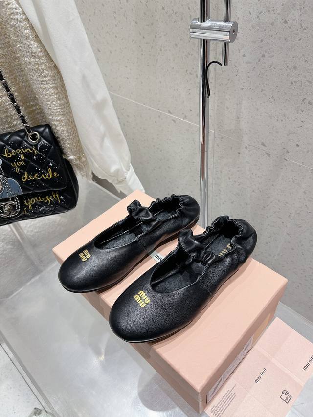 Miumiu缪缪 秋冬新款玛丽珍芭蕾舞鞋 Miumiu秀场 复古风独一无二的来自Miu Miu系列的细节特写 新季的潮流要素一 适当 面料：进口原版进口羊皮 内