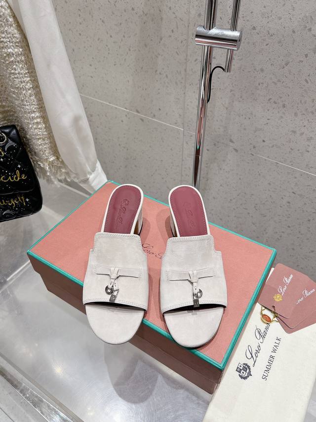 Loro Piana 25春夏Lp顶级版本英伦宝石吊坠夹脚平底拖鞋凉鞋 原来这就是传说走两万步都不会累脚的夹脚凉鞋把颜值和脚感都拿捏住了，上脚一走就会被彻底沦陷